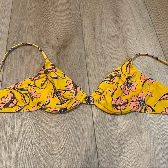 Lulu’s floral bikini top - Picture 2 of 3